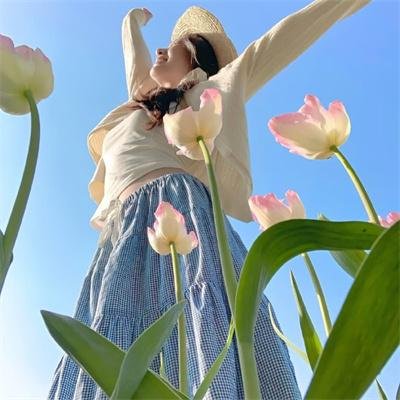高墙、黑色与帅小伙